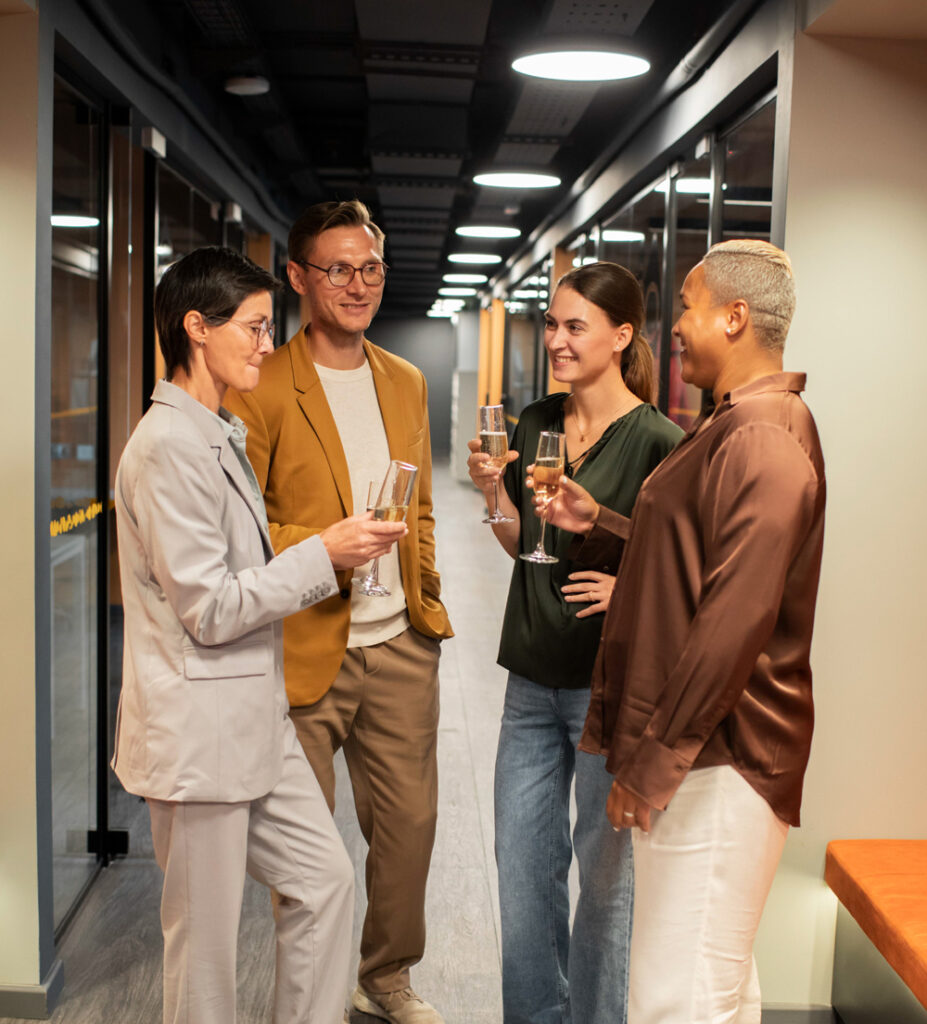 Personas charlando tranquilamente en las instalaciones de una empresa