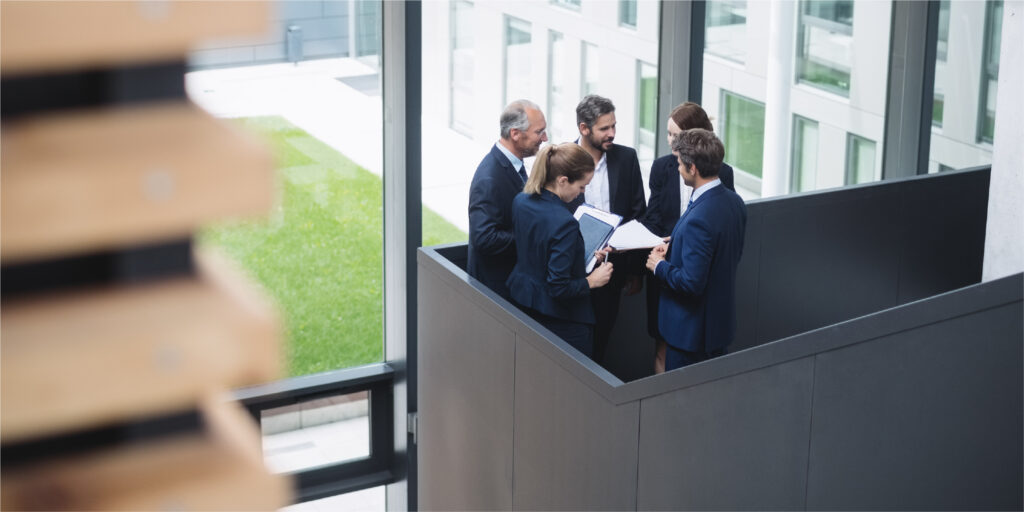 Personas reunidas en una empresa