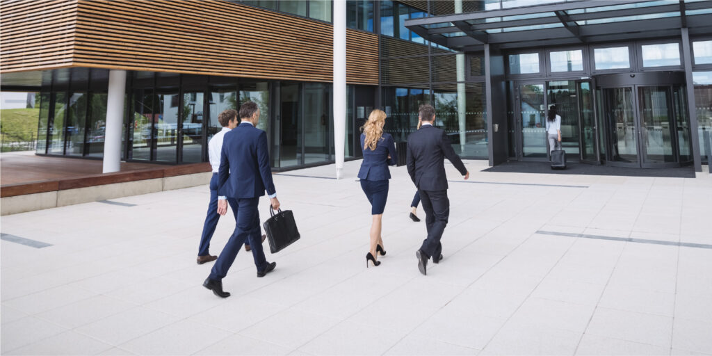 Personas caminando hacia la corporación